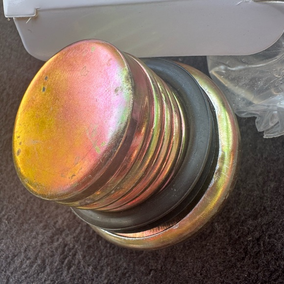 OE gas cap with screw-in base fits VW - Picture 2 of 3